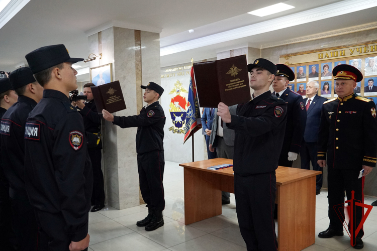 Начальник Управления Росгвардии по Воронежской области Алексей Баранников поздравил курсантов института МВД с принятием присяги