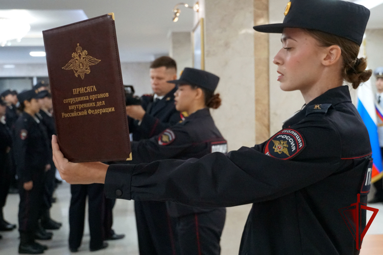 Начальник Управления Росгвардии по Воронежской области Алексей Баранников поздравил курсантов института МВД с принятием присяги