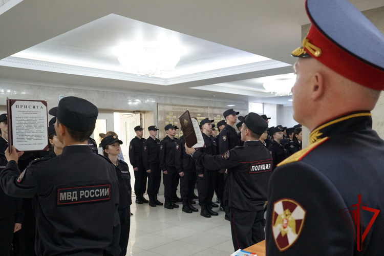 Начальник Управления Росгвардии по Воронежской области Алексей Баранников поздравил курсантов института МВД с принятием присяги