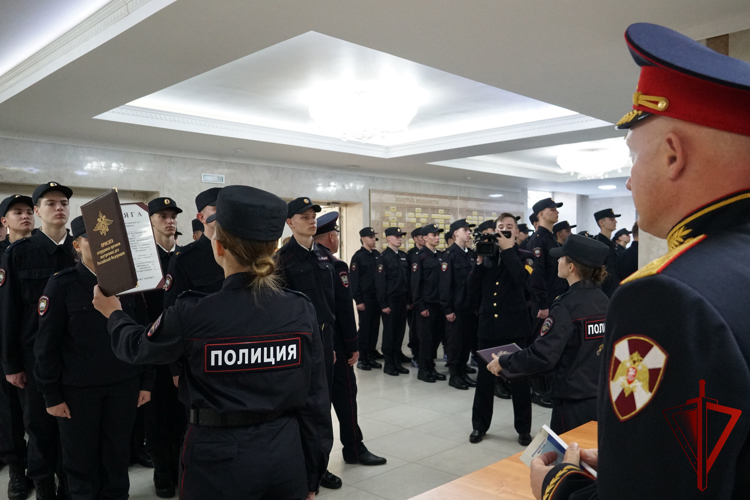 Начальник Управления Росгвардии по Воронежской области Алексей Баранников поздравил курсантов института МВД с принятием присяги