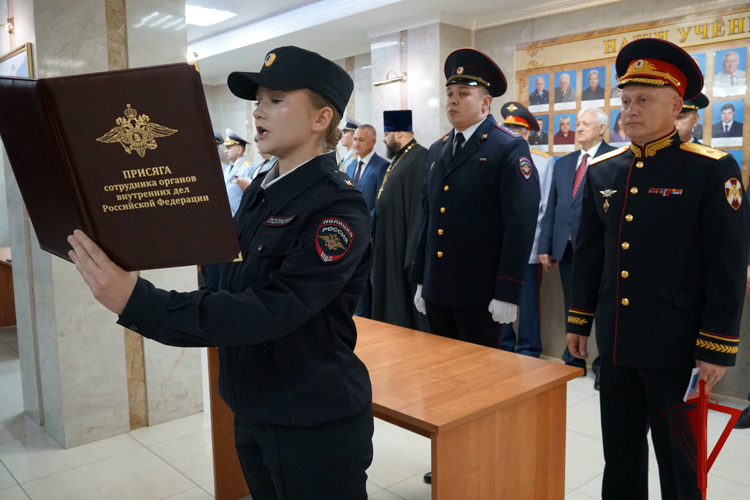Начальник Управления Росгвардии по Воронежской области Алексей Баранников поздравил курсантов института МВД с принятием присяги