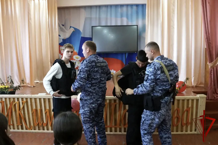 Сотрудники вневедомственной охраны Воронежской области провели профориентационную и патриотическую встречу в Богучарском многопрофильном колледже