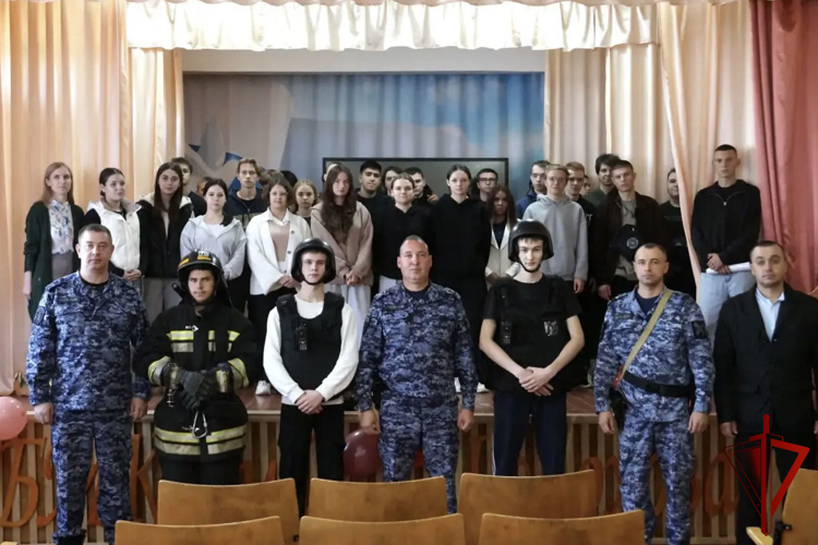 Сотрудники вневедомственной охраны Воронежской области провели профориентационную и патриотическую встречу в Богучарском многопрофильном колледже