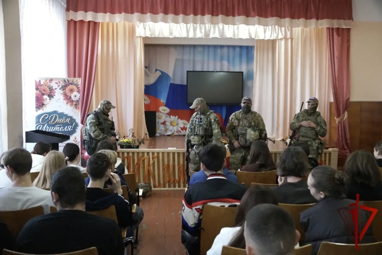 Студенты познакомились с буднями спецназа и кинологической службы Росгвардии в Воронежской области