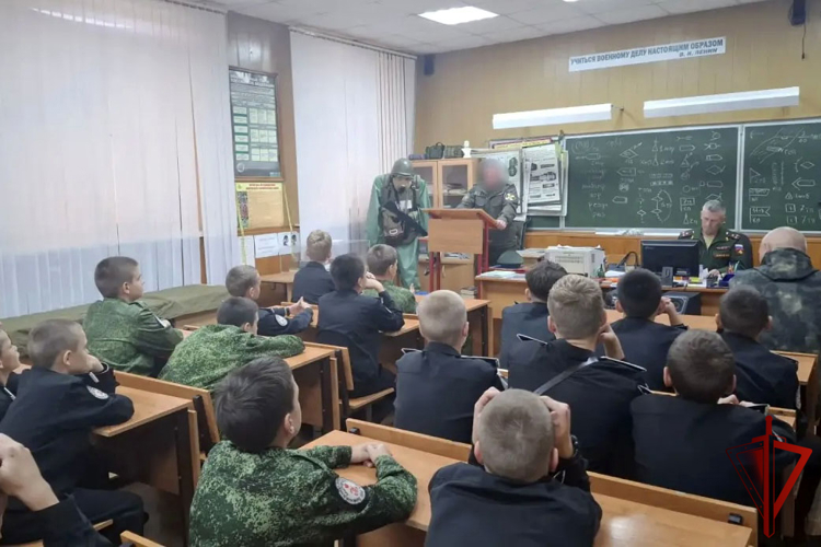 Офицер СОБР «Дон» Управления Росгвардии по Воронежской области провел встречу с подшефным кадетским классом