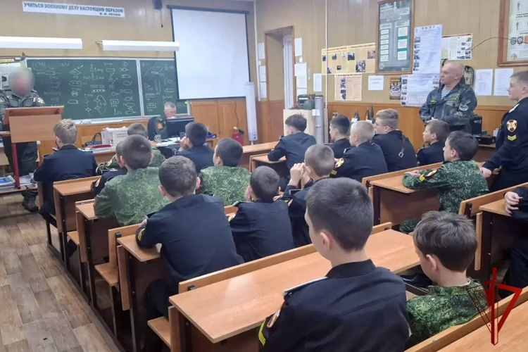 Офицер СОБР «Дон» Управления Росгвардии по Воронежской области провел встречу с подшефным кадетским классом