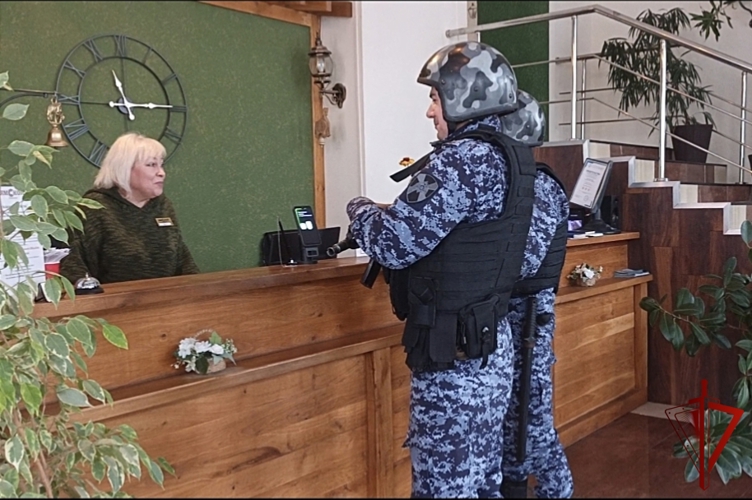 В Воронежской области сотрудники вневедомственной охраны провели акцию «Безопасный дом, подъезд, квартира»